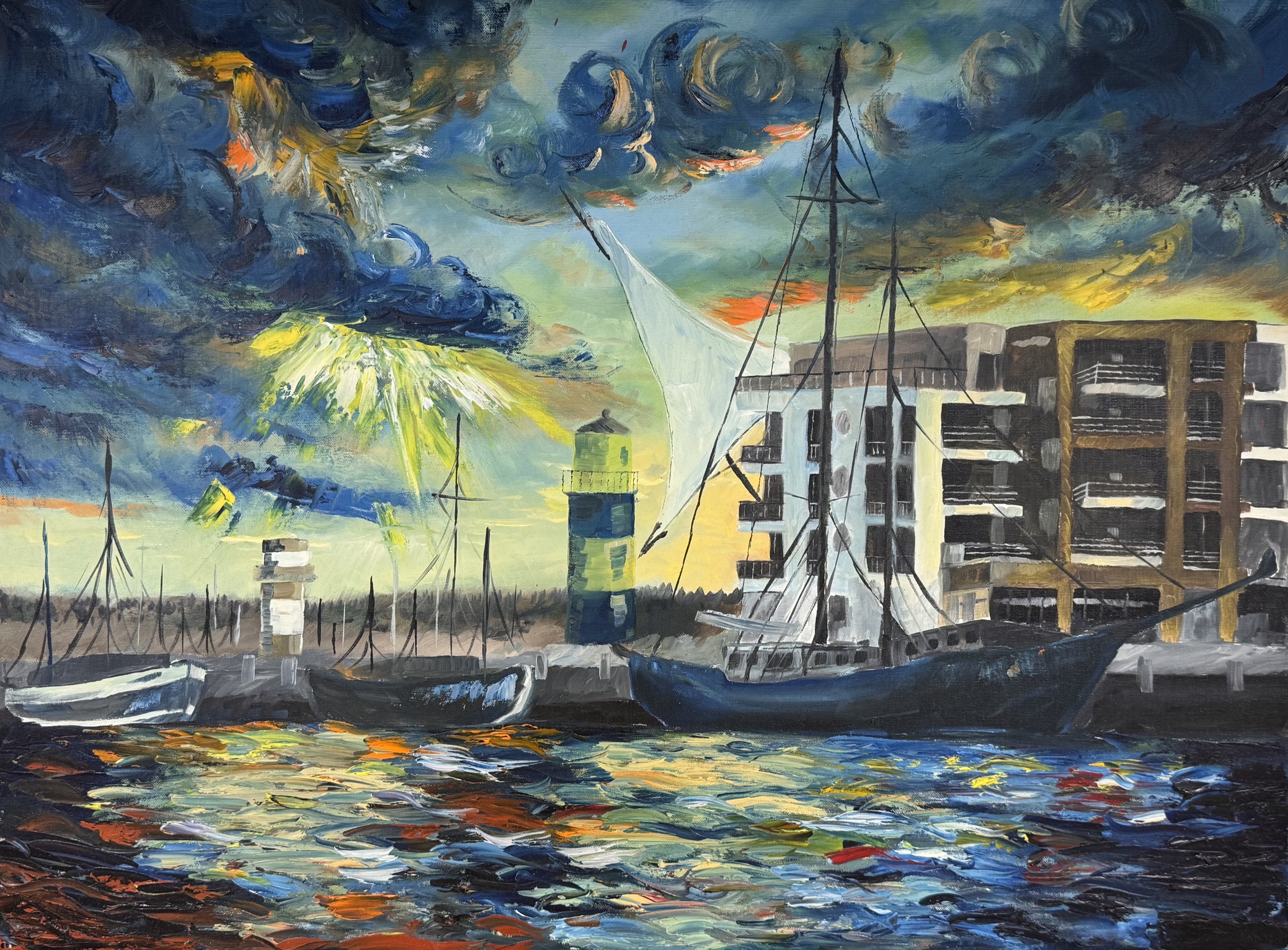 Segelboote und ein Leuchtturm im Hafen von Eckernförde unter einem bewegten blaugrünen Himmel mit gelben und orangefarbenen Lichtreflexen.